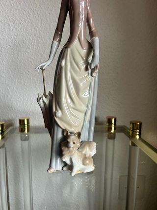 Figura Lladró Dama con Perro y Paraguas