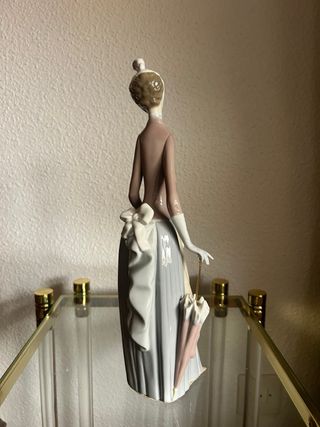 Figura Lladró Dama con Perro y Paraguas