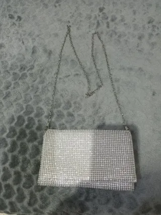 Bolso de fiesta plateado con cadena