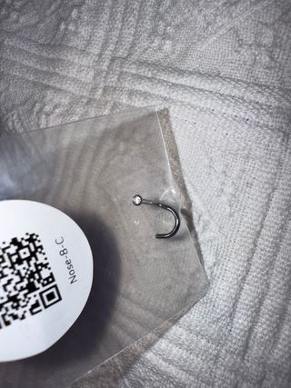 Piercing a uncino in titanio con brillantino