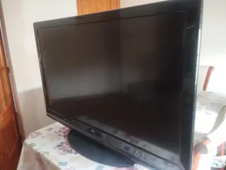 Televisión plana negra