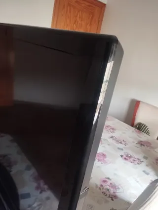 Televisión plana negra