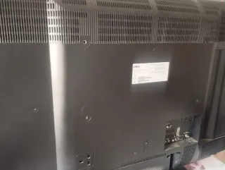 Televisión plana negra