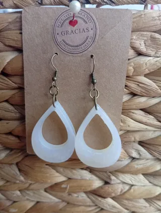 Pendientes de resina blancos