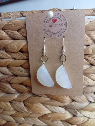 Pendientes de resina blancos