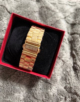 Reloj Guess dorado nuevo a estrenar