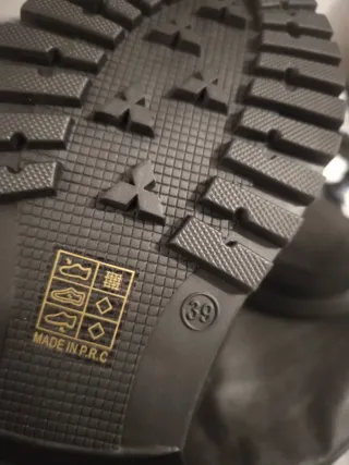 Mocasines negros con hebilla dorada