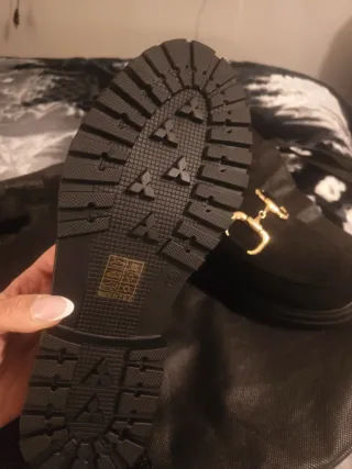 Mocasines negros con hebilla dorada