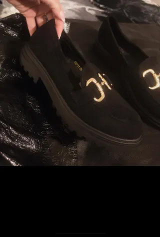 Mocasines negros con hebilla dorada