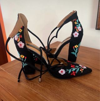 Zapatos tacón negros bordados flores