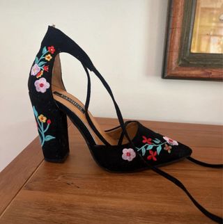 Zapatos tacón negros bordados flores