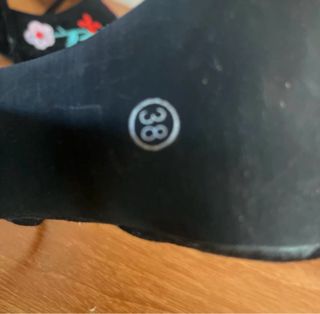 Zapatos tacón negros bordados flores