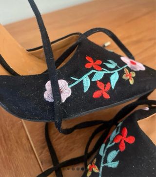 Zapatos tacón negros bordados flores