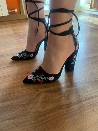 Zapatos tacón negros bordados flores