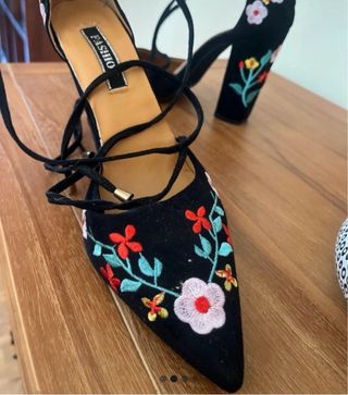 Zapatos tacón negros bordados flores