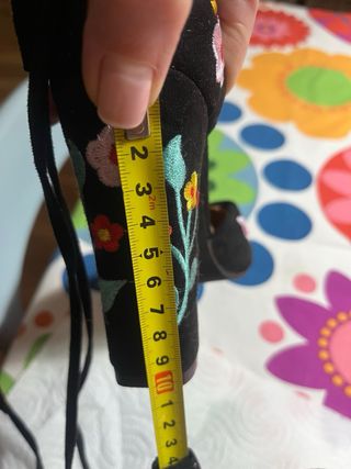 Zapatos tacón negros bordados flores