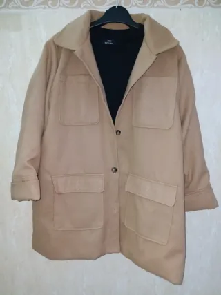 Chaqueta larga beige y camiseta negra