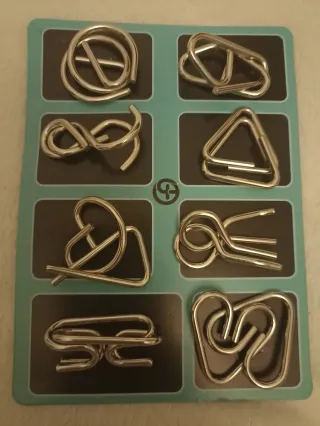 Juego de 8 rompecabezas metálicos.