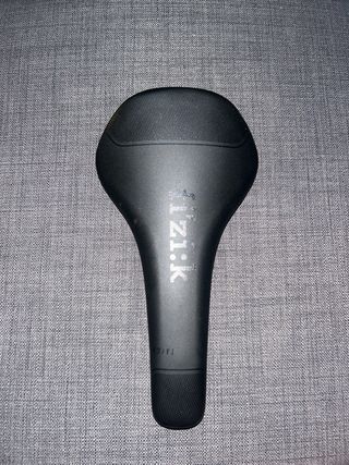 Sillín Fi'zi:k Taiga Negro