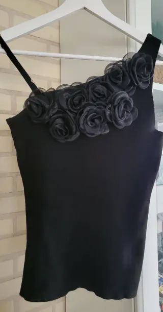 Top asimétrico negro con flores