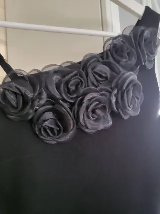 Top asimétrico negro con flores