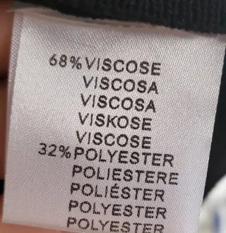 Top asimétrico negro con flores