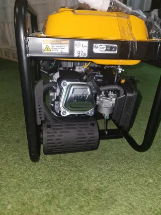 Generador de gasolina amarillo