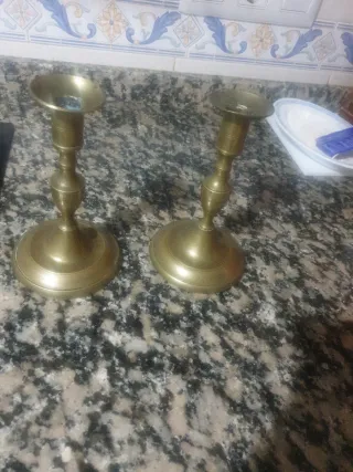 Candelabros de metal dorados