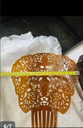 Mantilla negra, peineta y guantes