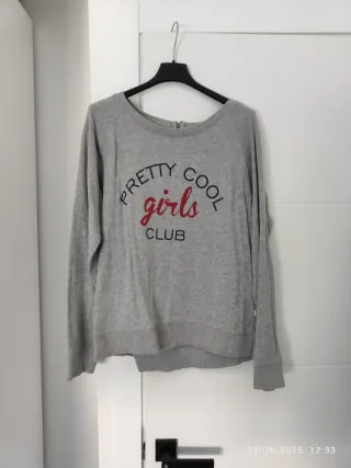 Sudadera gris con texto