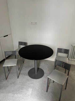 Mesa redonda negra y 4 sillas