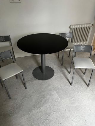 Mesa redonda negra y 4 sillas