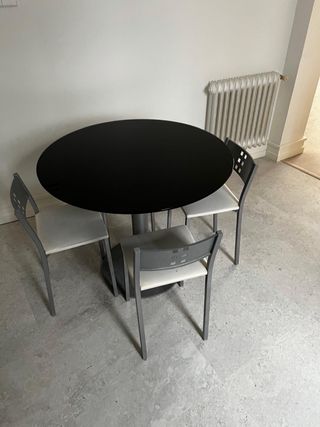 Mesa redonda negra y 4 sillas