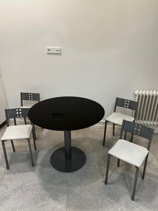 Mesa redonda negra y 4 sillas