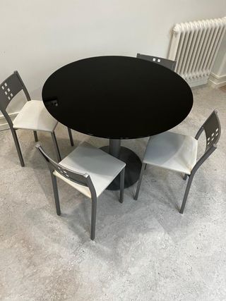 Mesa redonda negra y 4 sillas