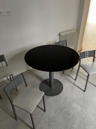 Mesa redonda negra y 4 sillas