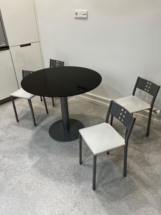 Mesa redonda negra y 4 sillas