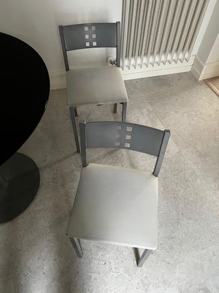 Mesa redonda negra y 4 sillas