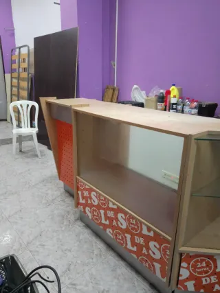 3 Mueble de comercio madera y cristal