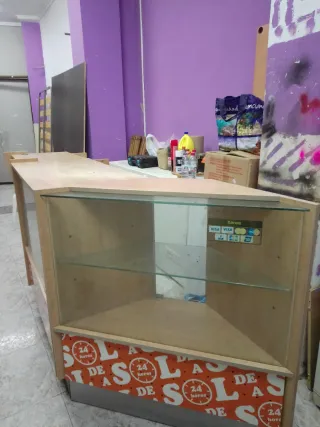 3 Mueble de comercio madera y cristal