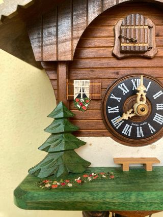 Orologio a cucù svizzero in legno