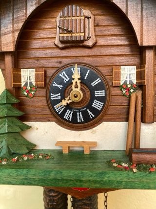 Orologio a cucù svizzero in legno