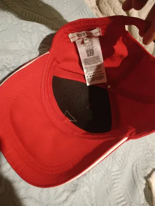 Gorra Guess Roja total mente nueva 0uso
