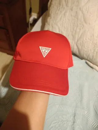 Gorra Guess Roja total mente nueva 0uso