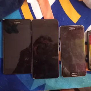 Telefoni cellulari Samsung e Sony neri
