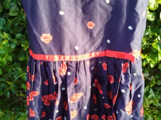 Vestido niña estampado de amapolas rojas.