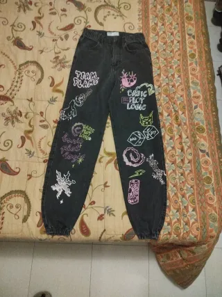 Pantalón negro con estampado multicolor