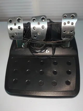 Volante Logitech PS y Pedales