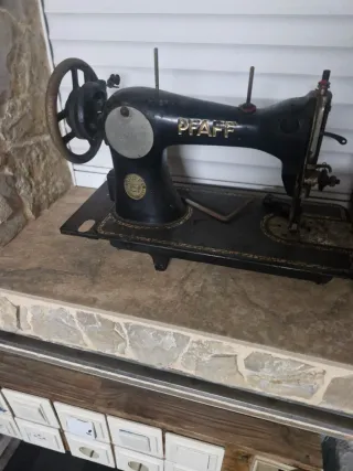 Máquina de coser PFAFF antigua