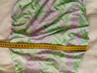 Vestito scollato  corto con stampa geometrica